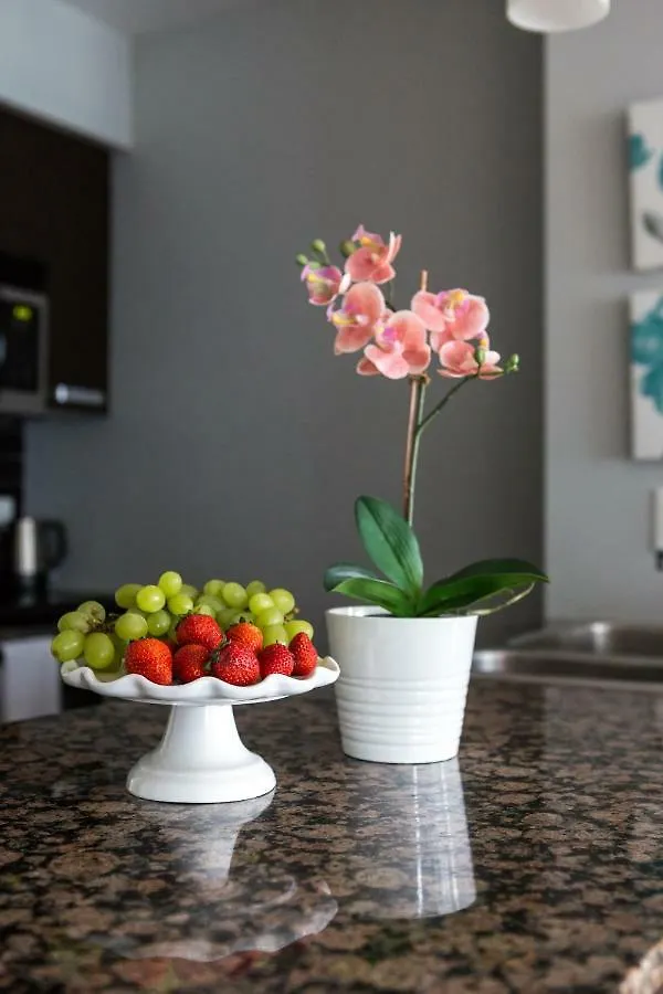 Luxurious 2-Bedroom Condo Toronto Canada